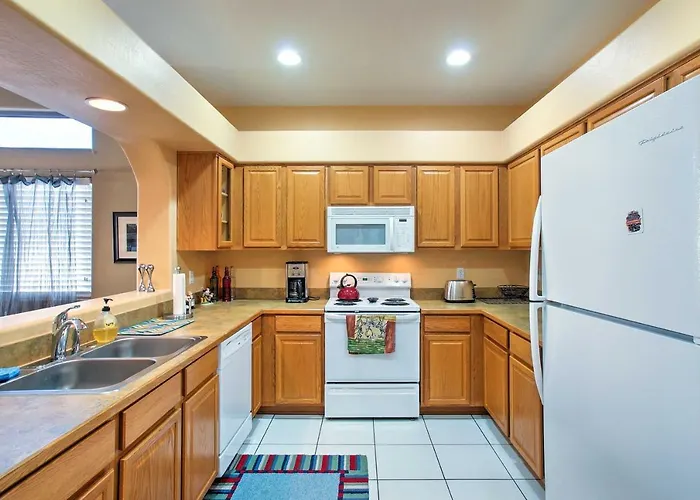 Lovely W/ Balcony < 3 Miles To Parks + Golf! Holiday home Fountain Hills